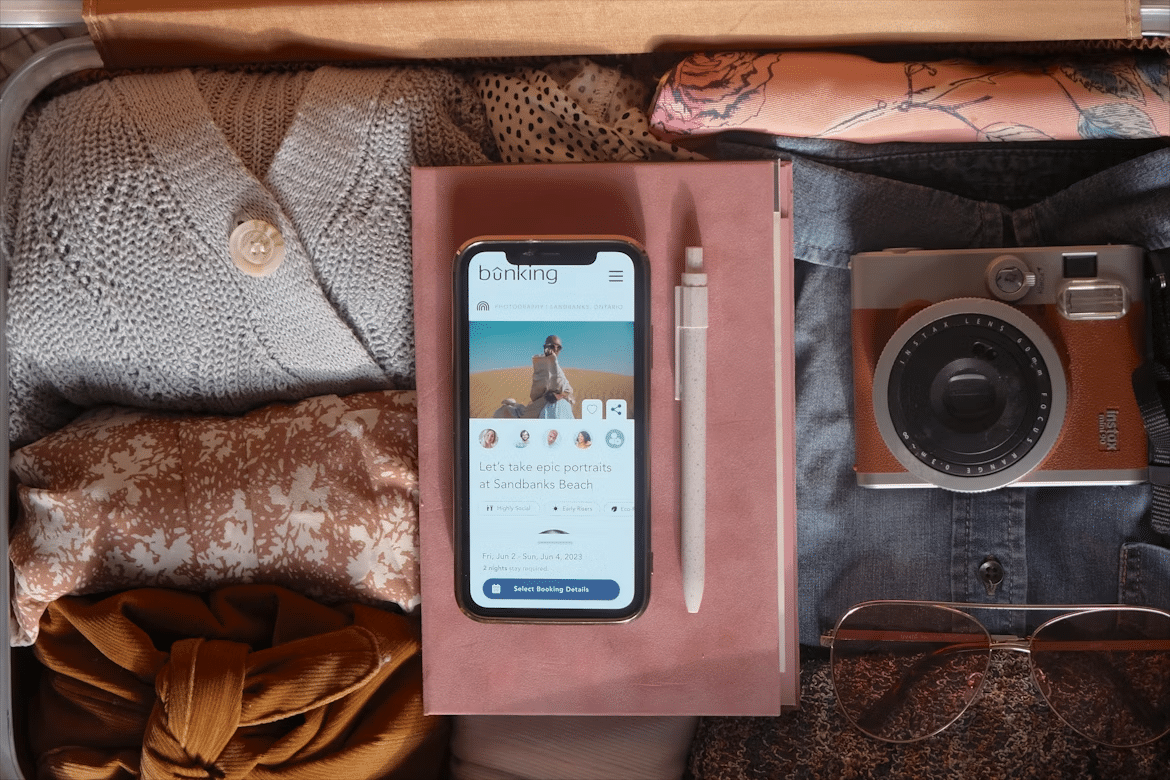 Valise avec smartphone et livre