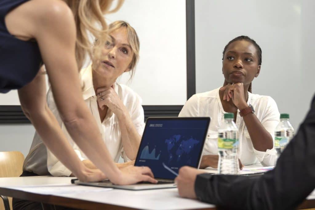une formation est dispensée à des professionnels au sein d'un bureau