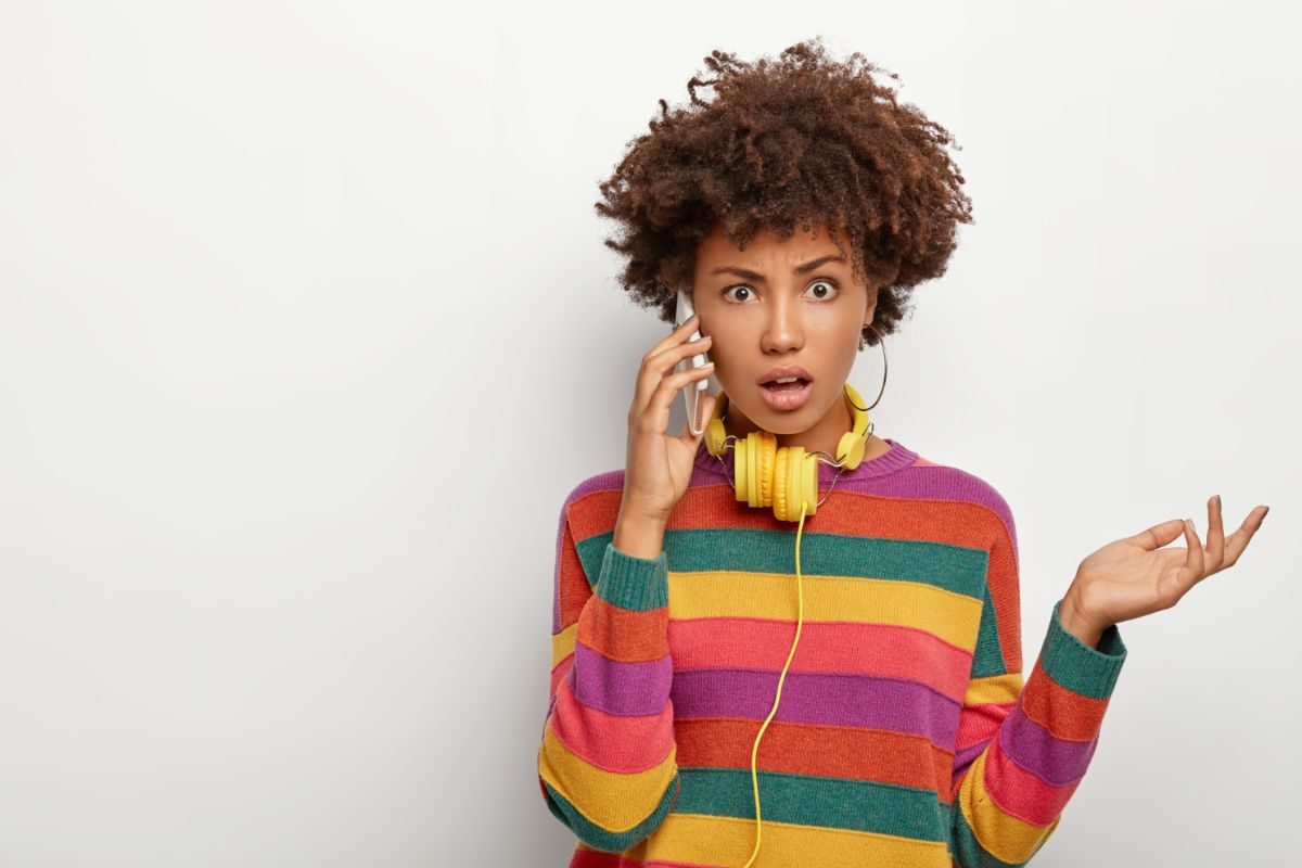 femme surprise appel téléphone