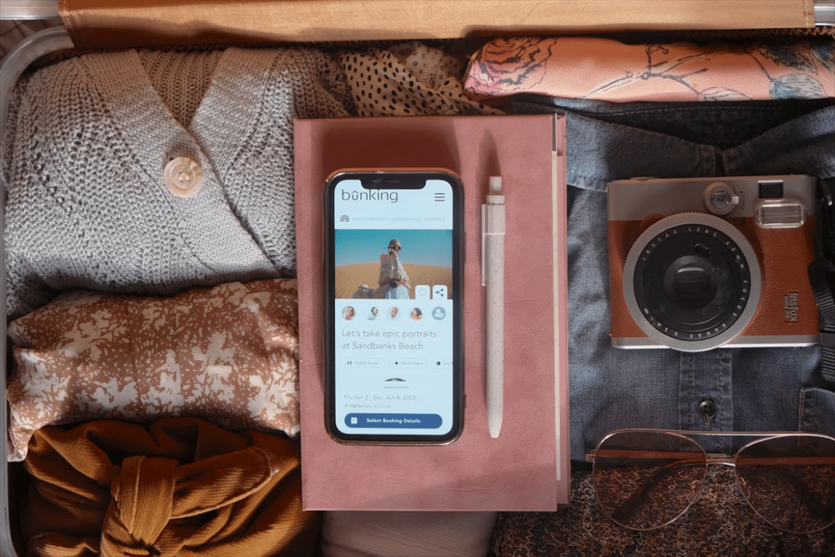 Valise avec smartphone et livre