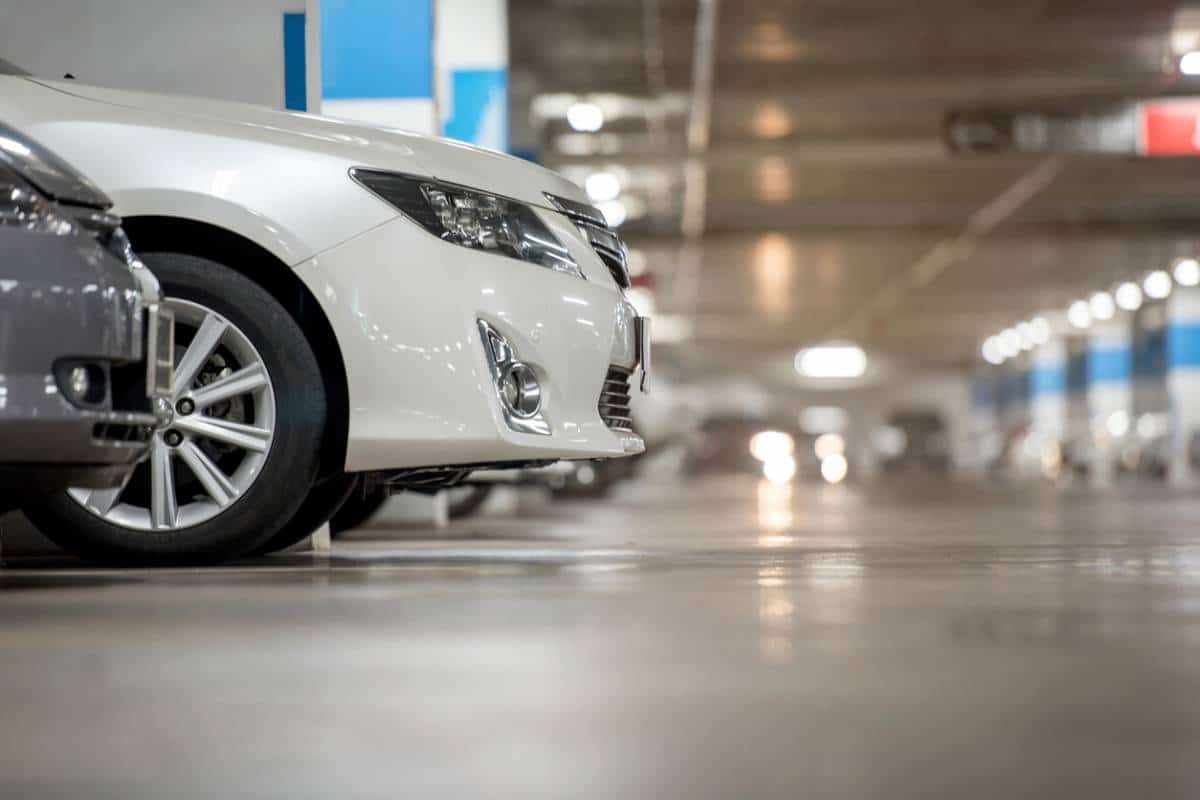 Avant d'une voiture dans un parking